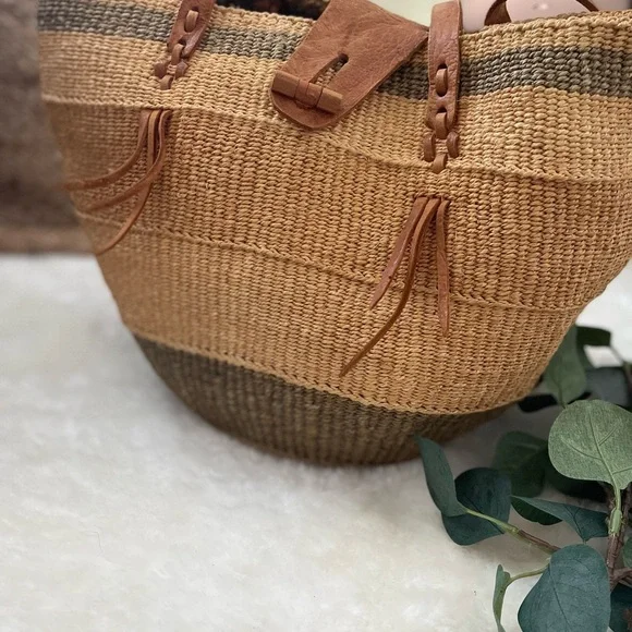 Elegant Woven Tote Bag in Tan and Brown - Picture 5 of 14